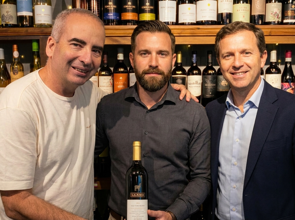 Sommelier junto a clientes.